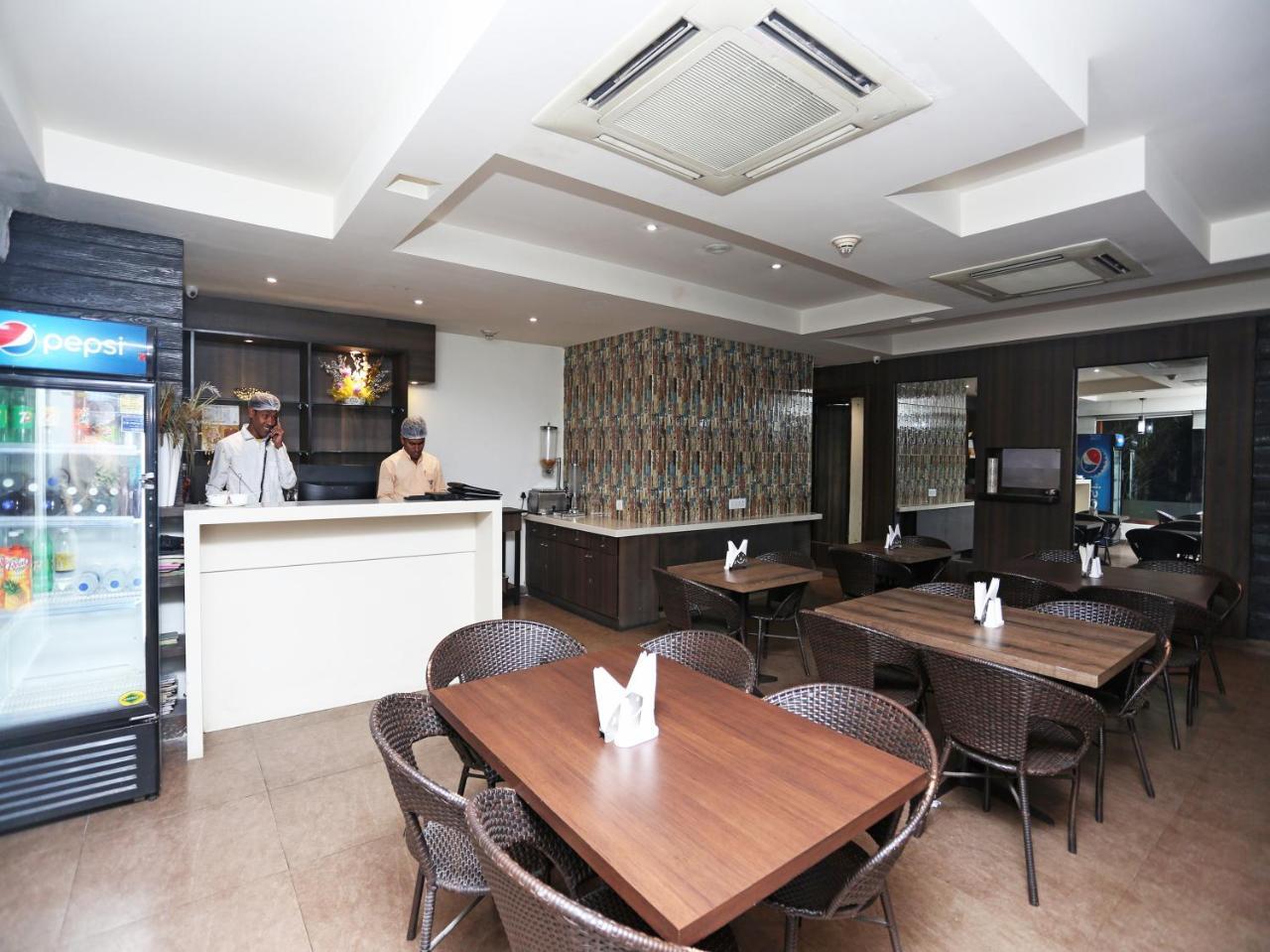 Capital O 10212 Hotel West Willows Xanadu Calcutta Buitenkant foto