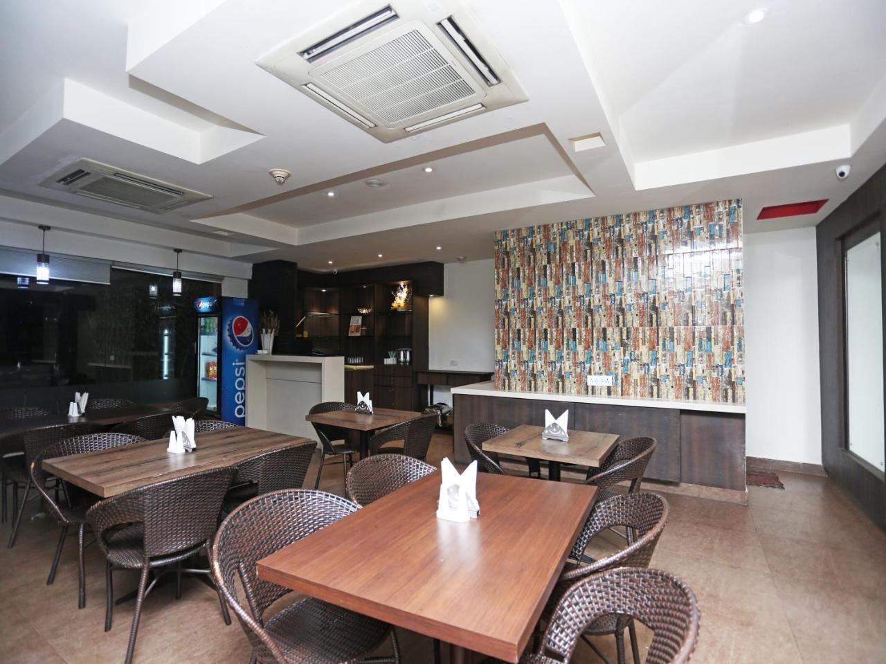 Capital O 10212 Hotel West Willows Xanadu Calcutta Buitenkant foto